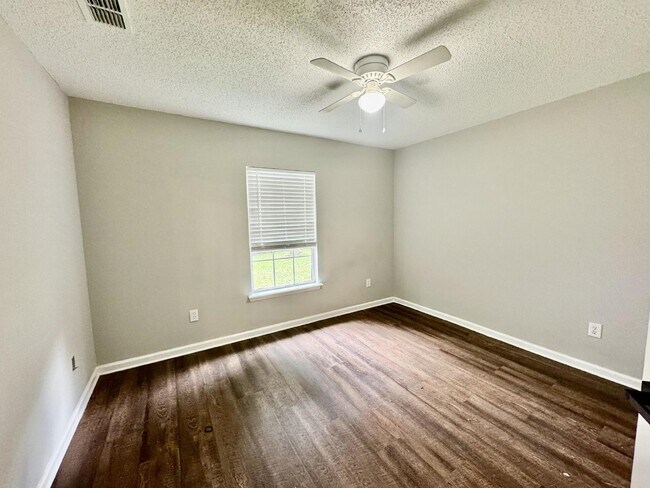 Building Photo - Spacious 4/2 Available for Rent.