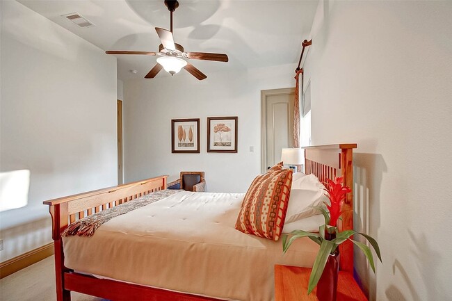 Building Photo - 7 Shearling Ct