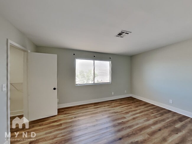 Building Photo - 4336 N Fox Point Dr