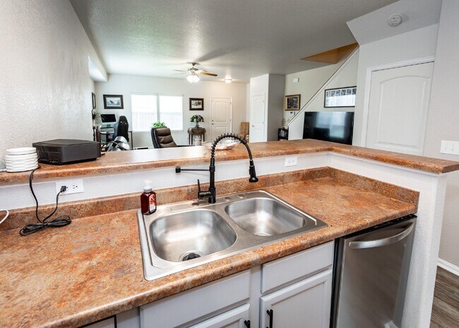 Building Photo - Spacious townhome with low maintenance.