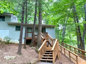 Building Photo - Cozy Wooded Space Close to Town