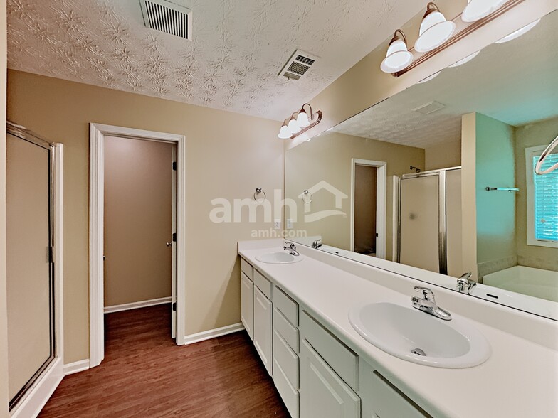 Building Photo - 1307 River Club Dr NE