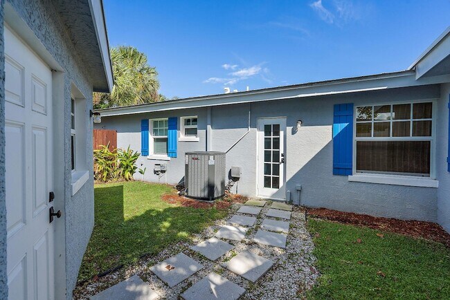 Building Photo - 461 Jupiter Ln