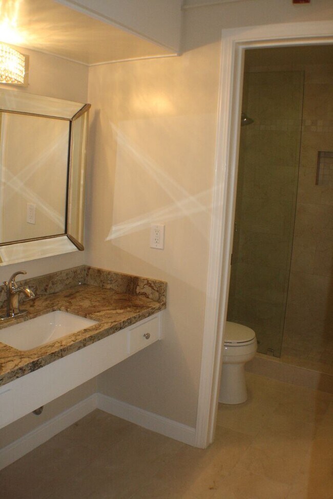 Building Photo - Stunning, large 1 bedroom at Woodlake
