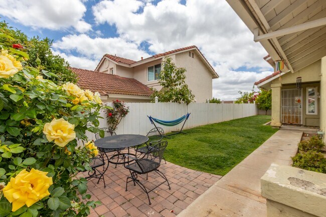 Building Photo - 3BR + Bonus Room | Solar-Powered | Updated...