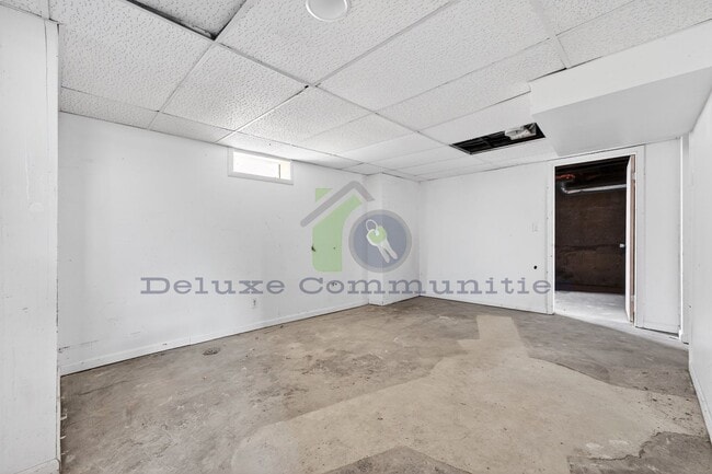 Building Photo - Beautiful Two Bedroom Lower Unit! Available NOW!!