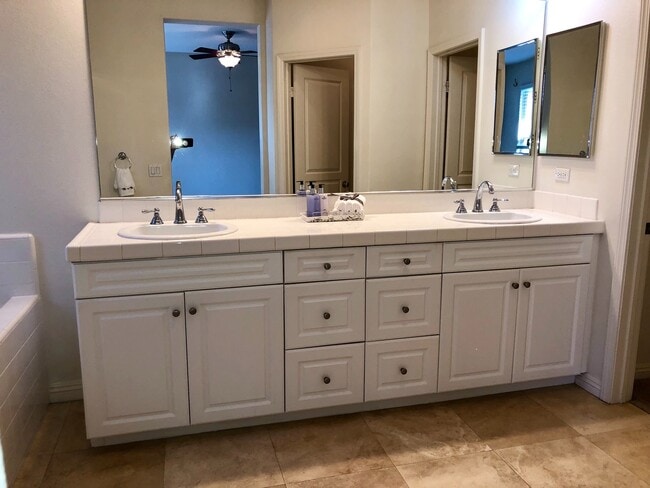 Building Photo - Wow, A Woodbury 3 BD, 2.5 BA Townhome