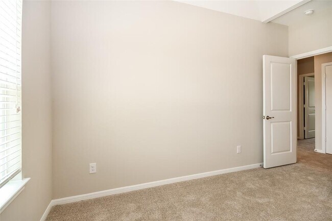 Building Photo - 18735 Lake Harbor Ct