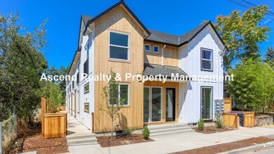Building Photo - Newer 2 Level Townhome with Patio in Alberta Available August 10 Garbage Included Small Pets OK