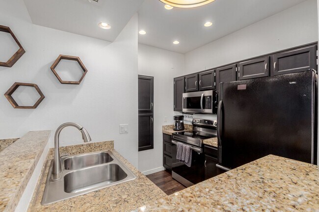 Building Photo - Racquet Club Condo – 1 Bedroom, 1 Bath