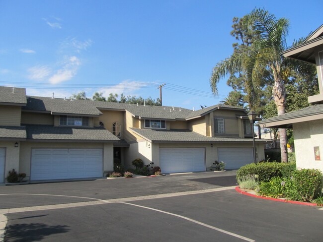 Building Photo - 3 Bedroom 2.5 Bath Hampton Court Condo Nea...