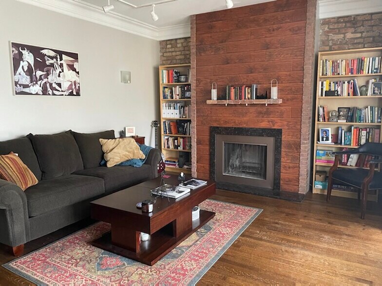 Building Photo - 3741 N Pine Grove Ave