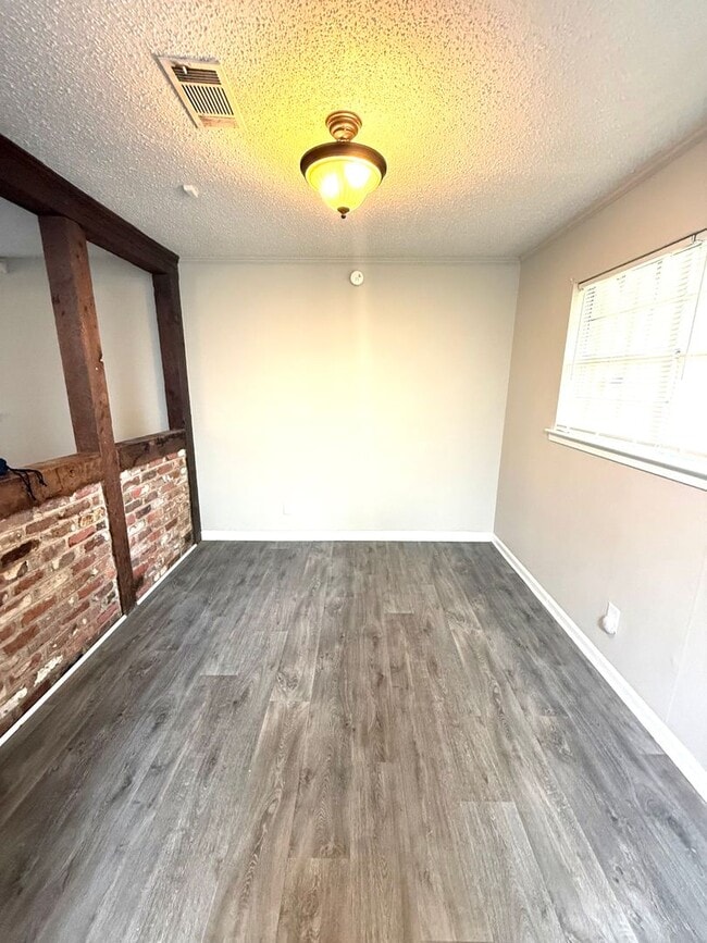 Building Photo - 5953 Oakleigh Rd