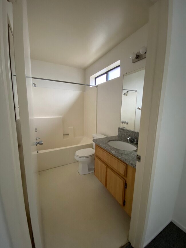 Building Photo - 4225 Del Mar Ave