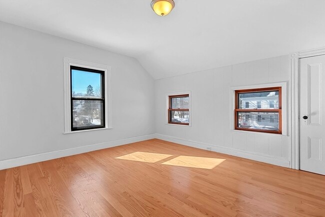 Building Photo - 119 Bank St