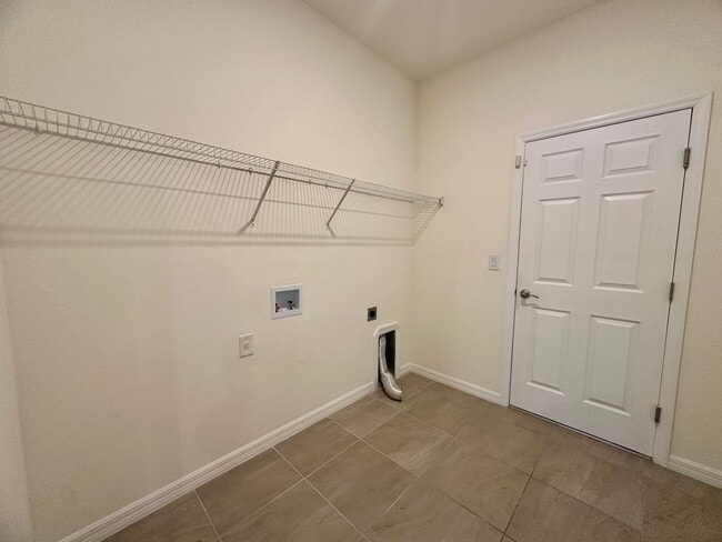 Building Photo - Huge Screened Lanai! Modern & Spacious 4 Bed 2 Bath