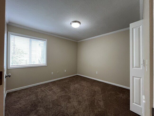 Building Photo - Spacious 904 Sq Ft Home in Bethany with Garage Parking, Washer/Dryer & Modern Kitchen Features