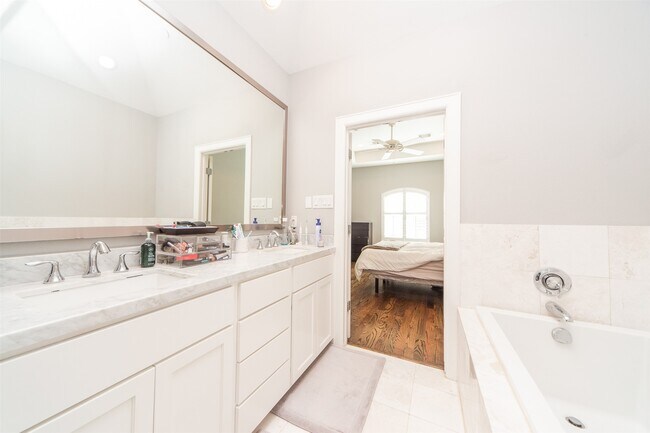 Building Photo - 4031 Bellefontaine St