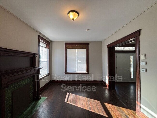 Building Photo - 810 Sunset Ave