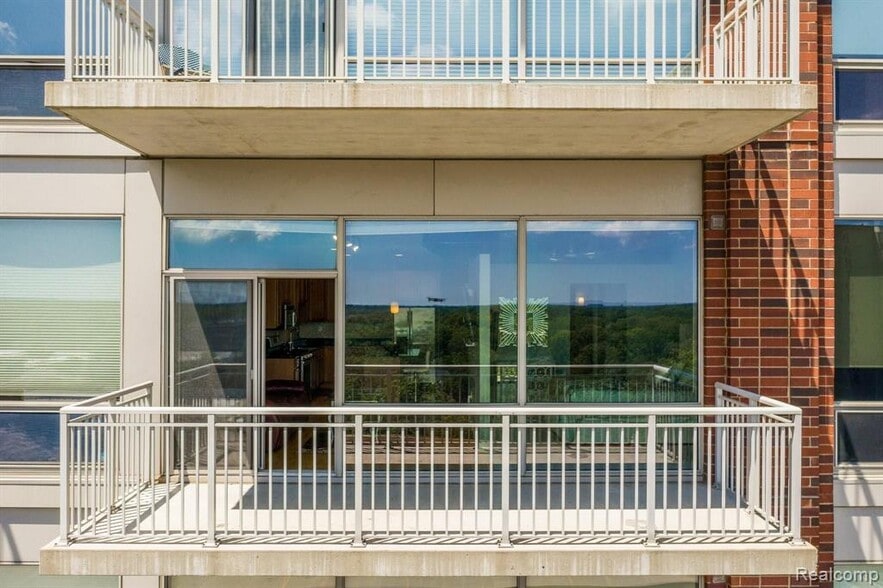 Building Photo - 350 N Main St