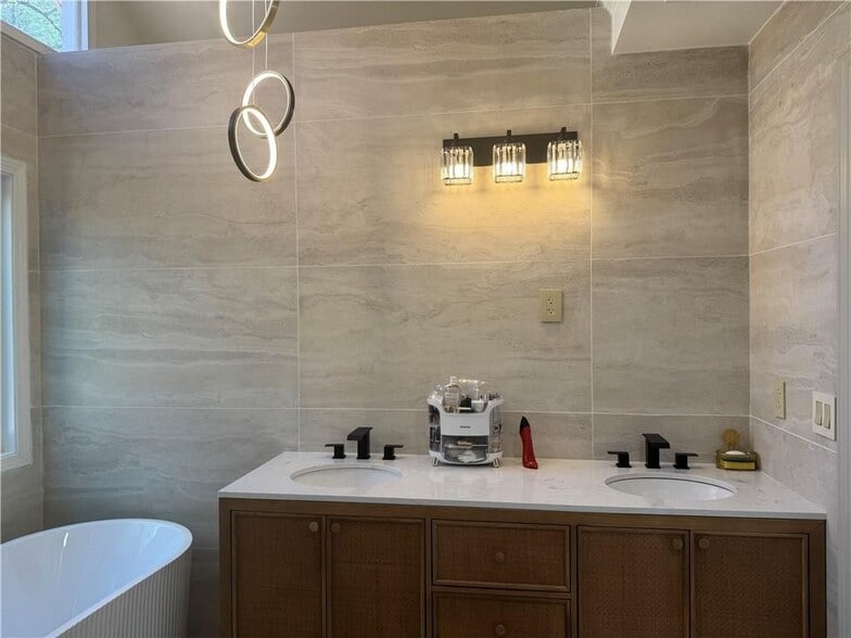 Building Photo - 790 Hiram Davis Rd