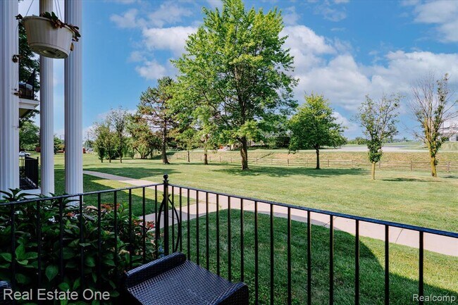 Building Photo - 430 Fox Hills Dr S