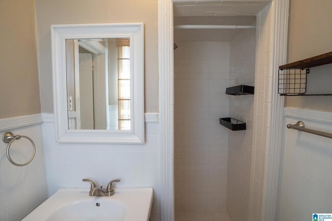 Building Photo - 9 Edgehill Rd