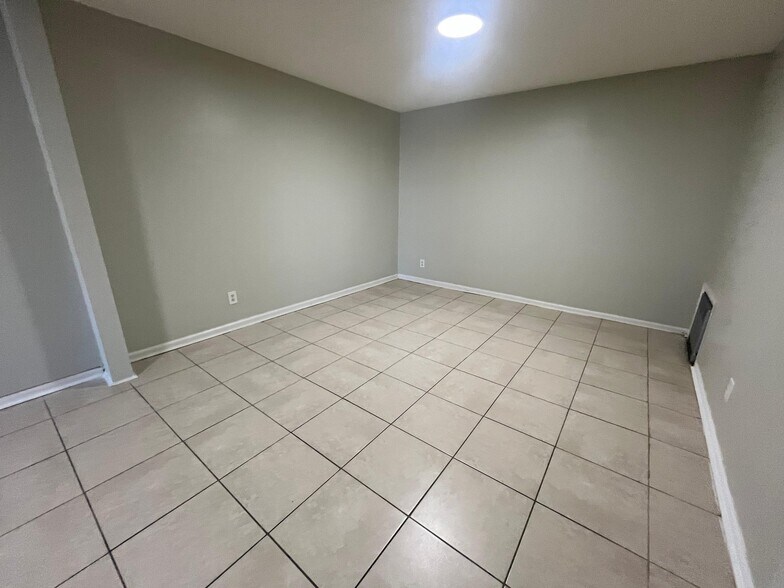 Building Photo - 809 Summer Ave