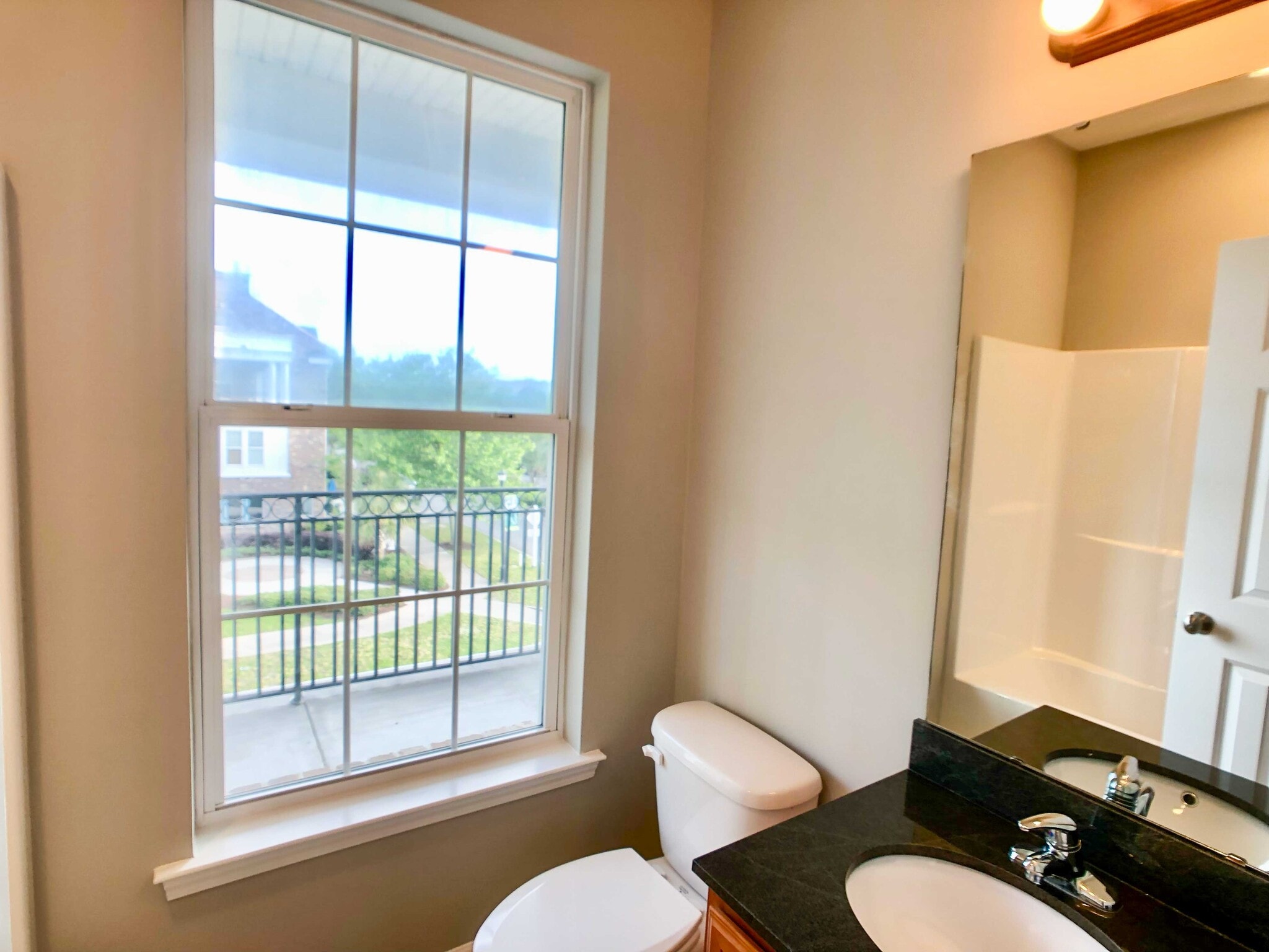 Full Bath - 2834 Howard Ave