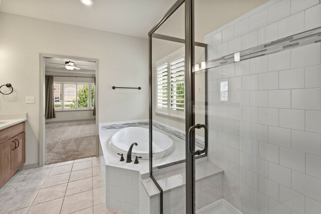 Building Photo - BEAUTIFUL 4BD + OFFICE MAIN-LEVEL LIVING H...