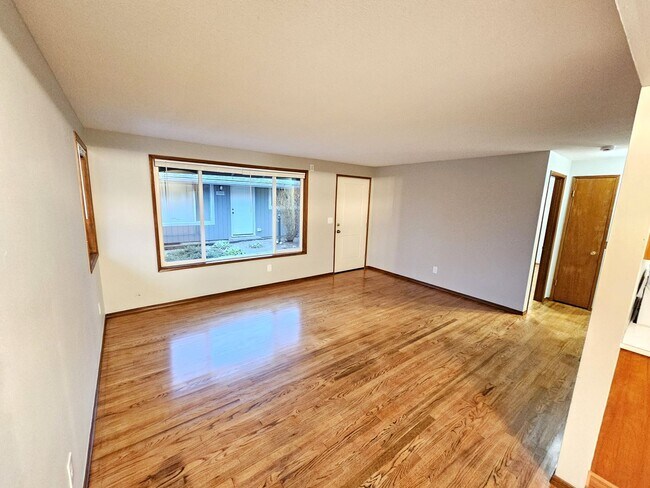 Building Photo - Renovated 2 Bedroom, 1 Bath Apt in Inner M...