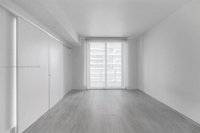 Building Photo - 1010 Brickell Ave