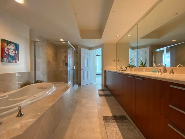 Building Photo - 2/2 Marina Grande Condominium