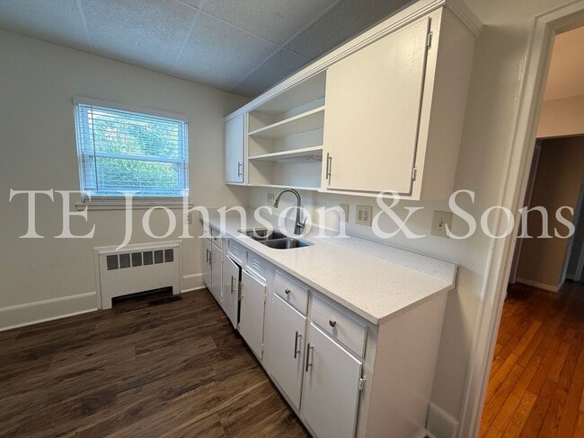 Building Photo - A Great Condo close to Atrium Health and Park