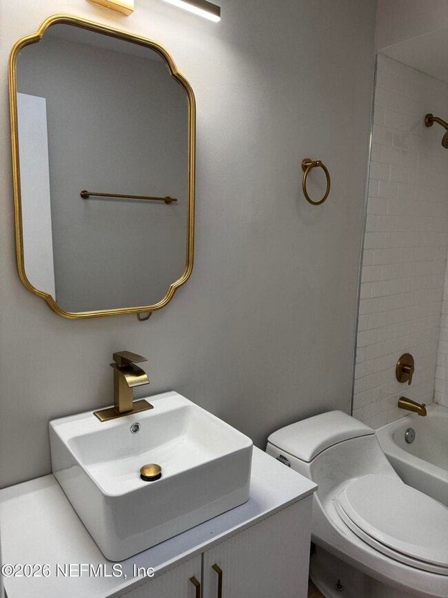 Building Photo - 3042 Hampstead Dr