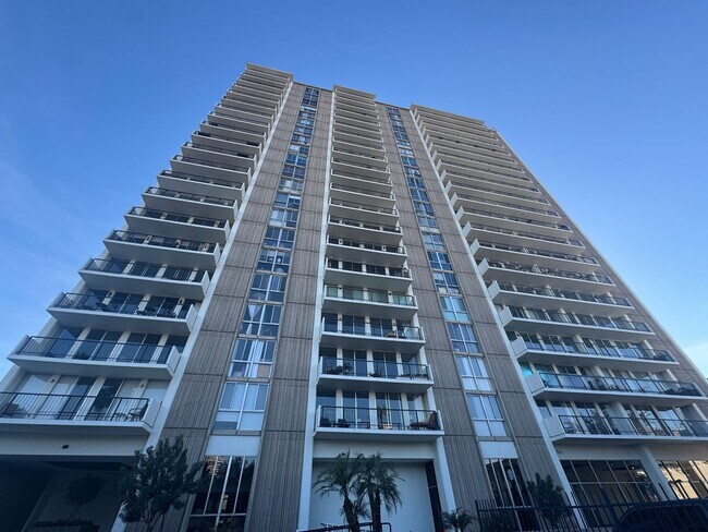 Building Photo - Luxury 2 Bedroom Condo Available at Regency House in Central Phoenix!