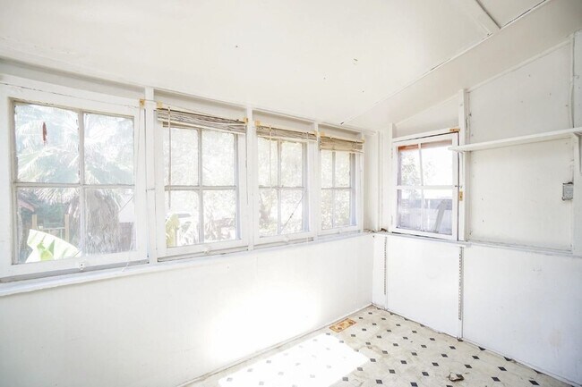 Building Photo - 4320-4322 Jack St