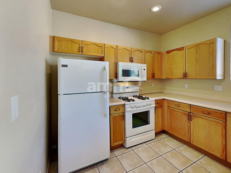 Building Photo - 924 Country Skies Ave