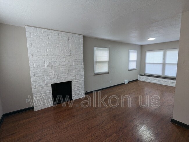 Building Photo - 4205 Coleridge St