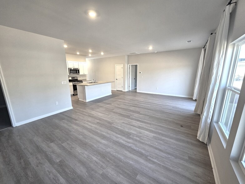 Building Photo - 108 Saddle St