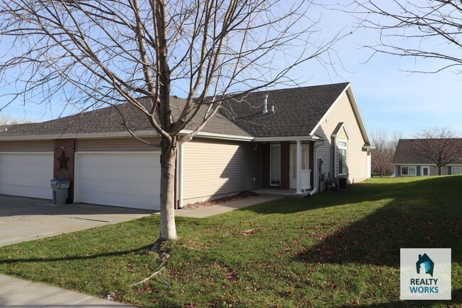 Building Photo - 2 Bedroom 1.5 Bathroom Open Concept Duplex!