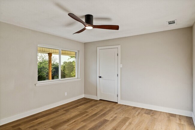 Building Photo - 503 Rogers Way