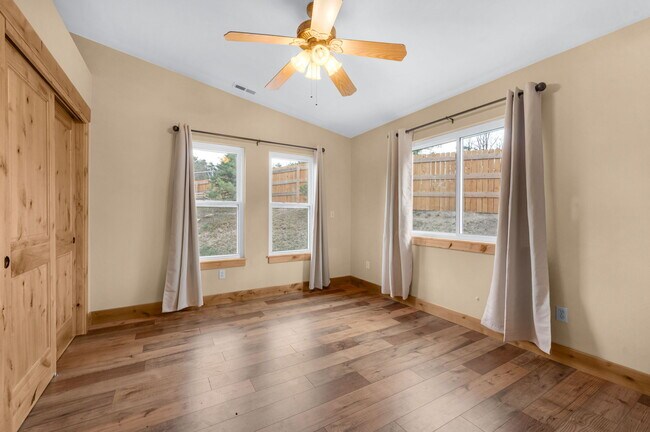 Building Photo - 15632 S Ray Dr