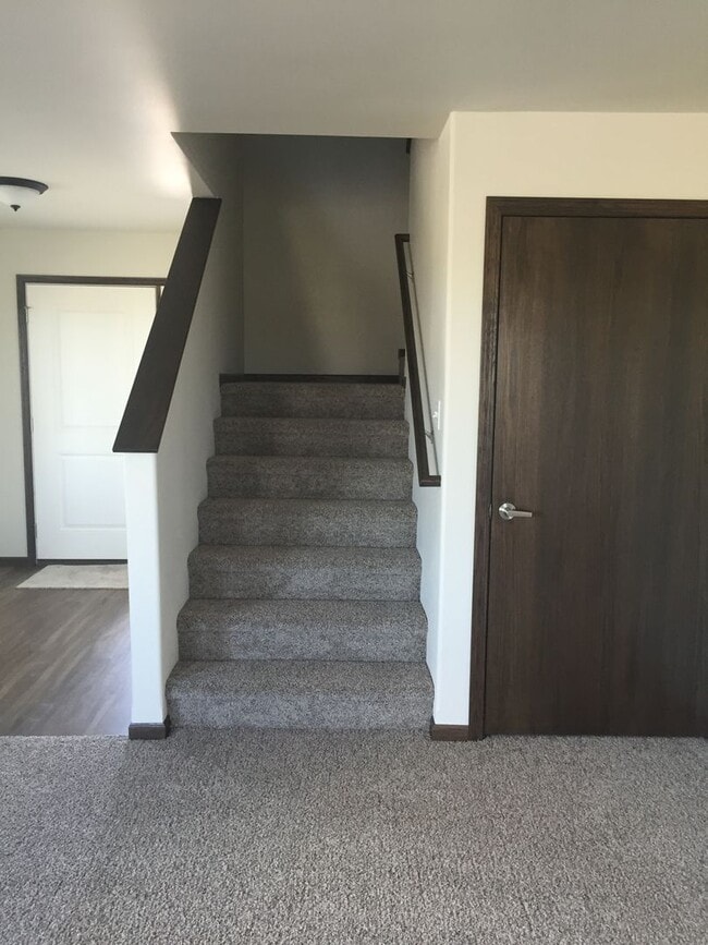 Building Photo - 5 Bedroom Home