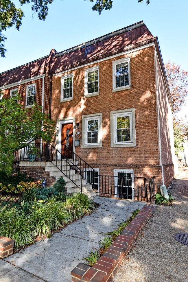 Building Photo - 601 G St SW