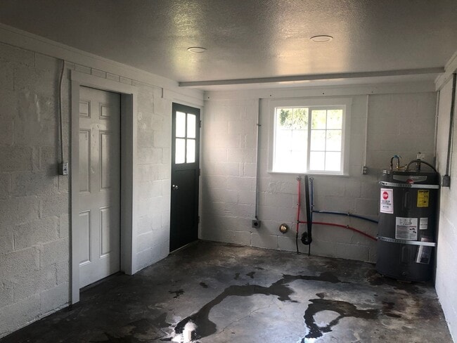 Building Photo - 3-Bedroom 1-Bath (A/C) Private Back Yard - Garage $1,875 (Albany)