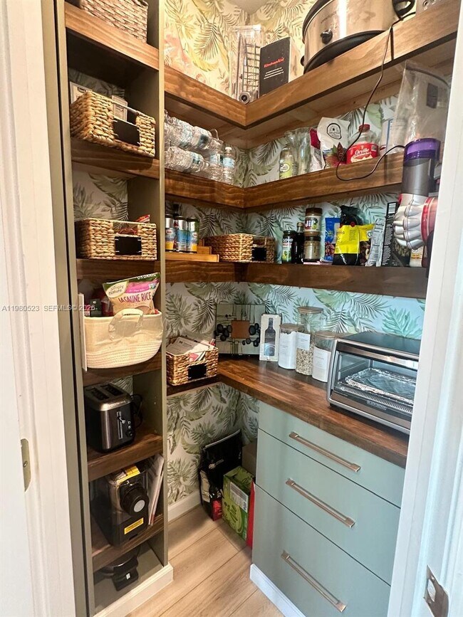 Building Photo - 5689 Mentmore Dr