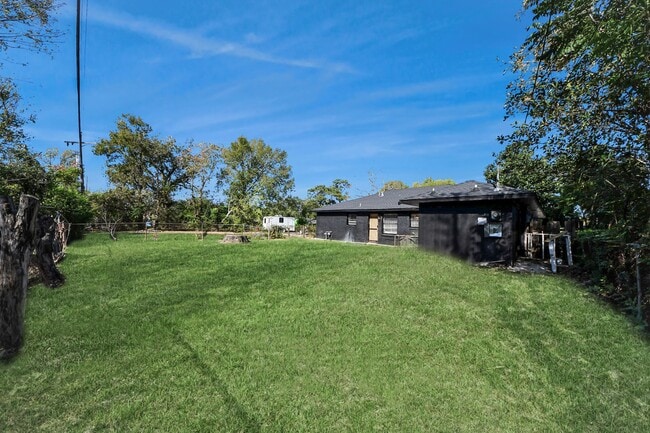 Building Photo - 5606 Elmlawn Dr