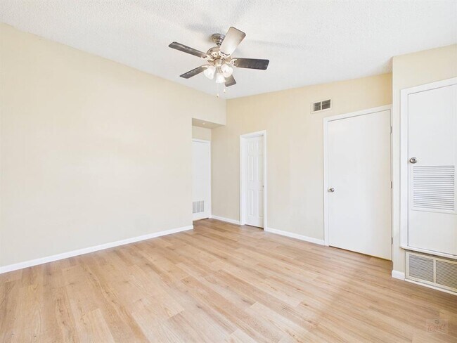 Building Photo - 616 W 51st St