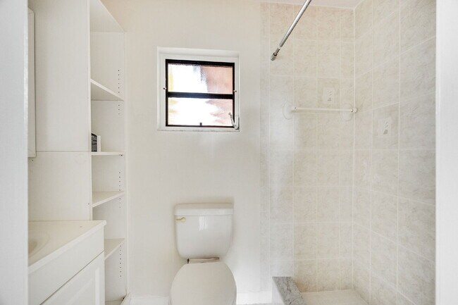 Building Photo - 5 BR/3BA pool home in Merritt Island- NO HOA!